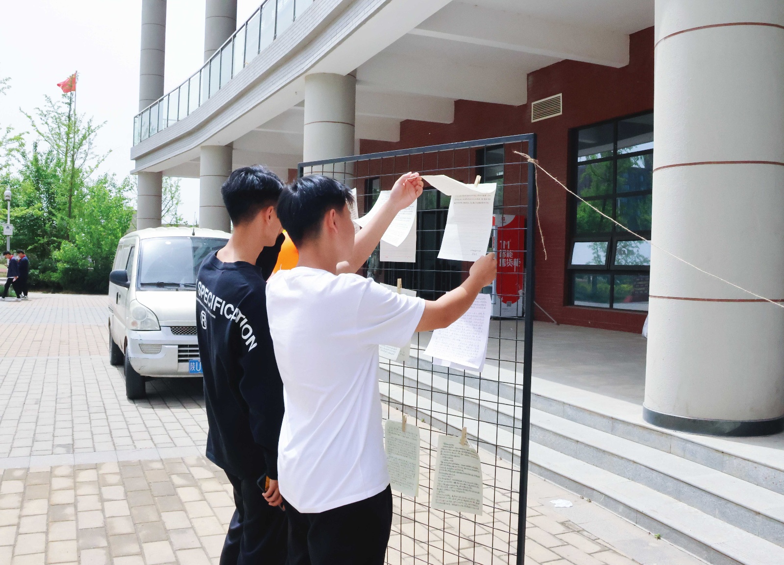 书香润心田，巧手扭出春日浪漫！陕西省建筑职工大学成功举办世界读书日主题活动